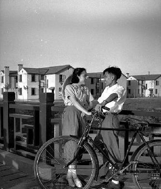 徐真华和孔阿菊搬进了曹杨新村，他们愉快的布置着新房。汪刚 摄（1952年7月3日）3