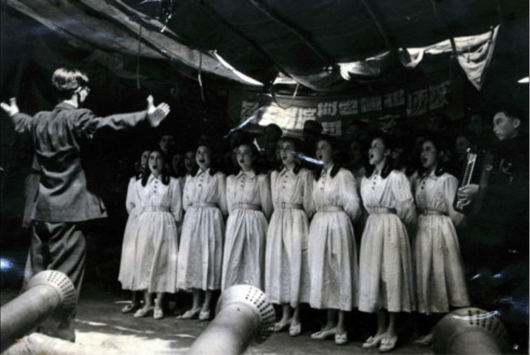 志愿军文工团的女兵们在合唱