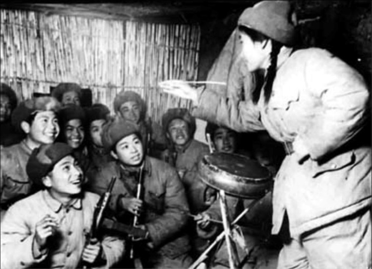 志願軍女文工團員冒著生命危險深入前沿陣地，在防空洞裡為戰士們演出。她們本應依偎在父母身邊，她們本應與愛人徜徉於花前月下，但是為了祖國的安寧和人民的幸福，她們毅然告別親人來到朝鮮前線，在泥濘、風雪裡滾爬，在槍林彈雨中摔打