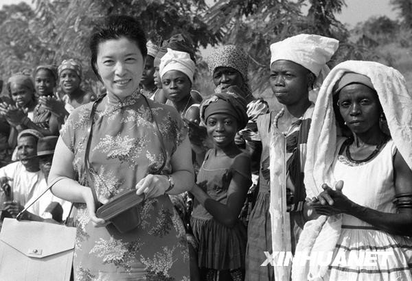 新中国第一位女新闻发言人龚澎。 1964年1月21日至26日，周恩来总理应几内亚总统塞古·杜尔的邀请访问几内亚。图为随同周总理访问的龚澎和几内亚朋友在一起
