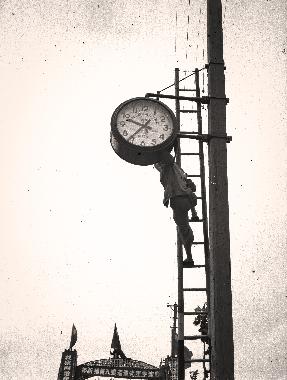 新装在曹杨新村大门口的电钟。俞创硕 摄（1952年6月25日）