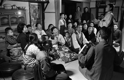 朝鲜族社员高唱《东方红》.1973年11月 吉林省延边汪清大队 胡 颖 摄