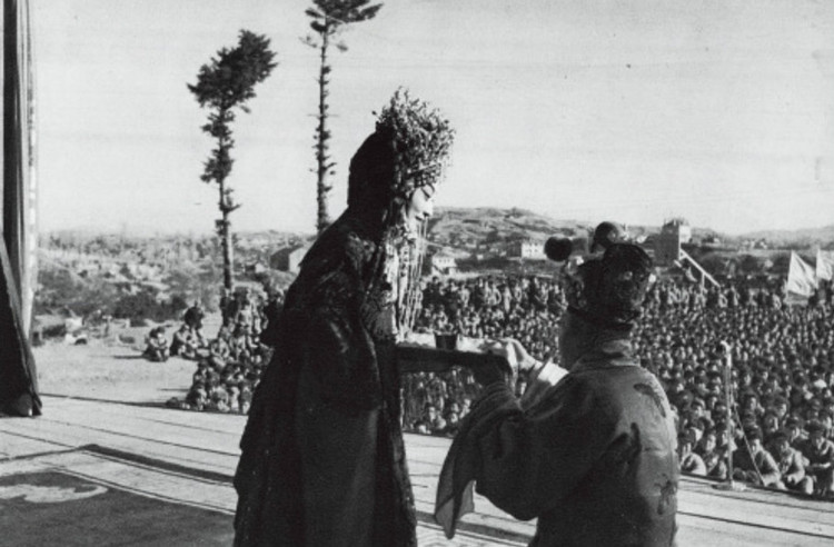 著名的京剧演员梅兰芳亲自为志愿军部队演出“贵纪醉酒”。