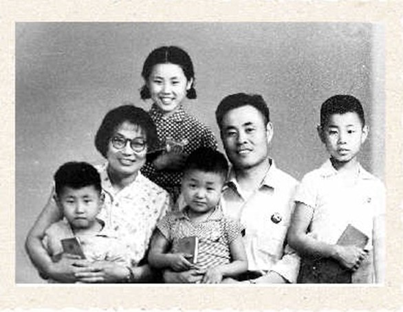 这张“全家福”照片是1967年在北京的一家照相馆照的