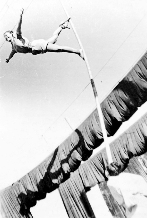 黄文霞为志愿军战士表演杂技。