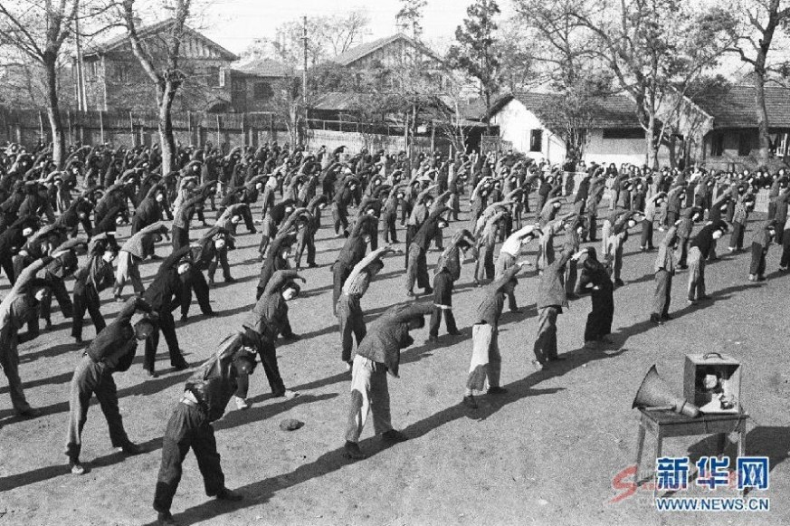 图为1951年12月1日，上海南洋模范中学的学生在做第一套广播体操。从上世纪50年代到70年代，人民群众因地制宜，开展以广播操、跑步、乒羽、游泳为主的体育活动。新华社发