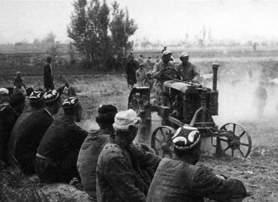 1951年二军部队把第一台拖拉机开到喀什，吸引了各族农民