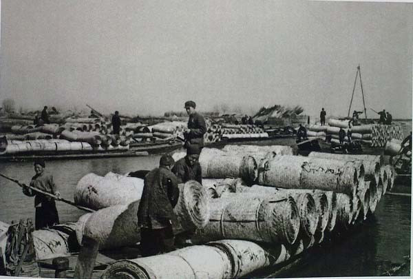 1952 河北廊坊 胜芳河道上，满载的苇席船