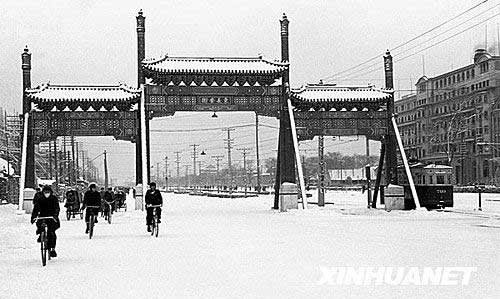 1952年2月北京东长安街雪景。新华网 马伯超 摄