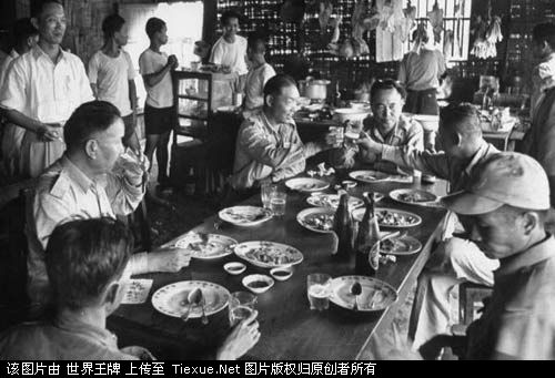 1953年11月：准备撤离的国军将领与四国联合委员会代表一起喝酒话别