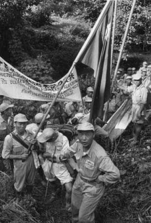 1953年11月：国民党少将李国辉(音译)和士兵准备撤离缅甸