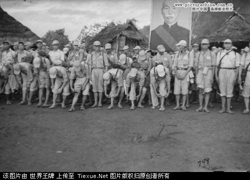 1953年11月：整装待发的国民党士兵准备撤离（后面可见蒋介石的画像）