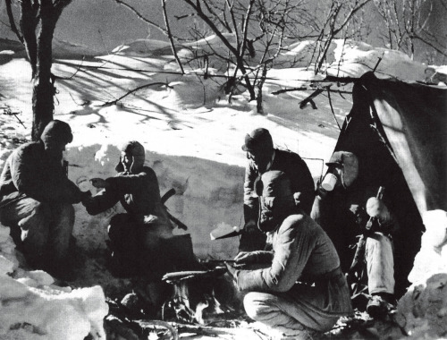 1953年朝鲜战场，中国人民志愿军在雪地上一把炒面一把雪地吃饭