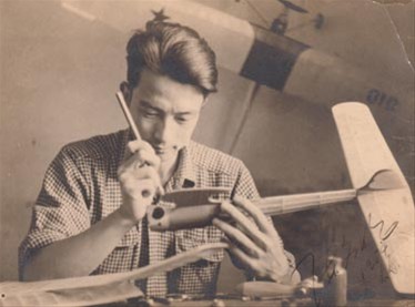1953年，陈老在太原为世界青年联欢会制作丝制蒙皮模型