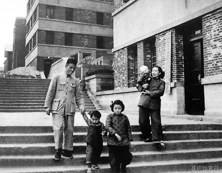 1953重庆一家人散步