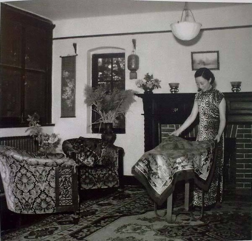 1955 浙江杭州大学老师在布置自家客厅