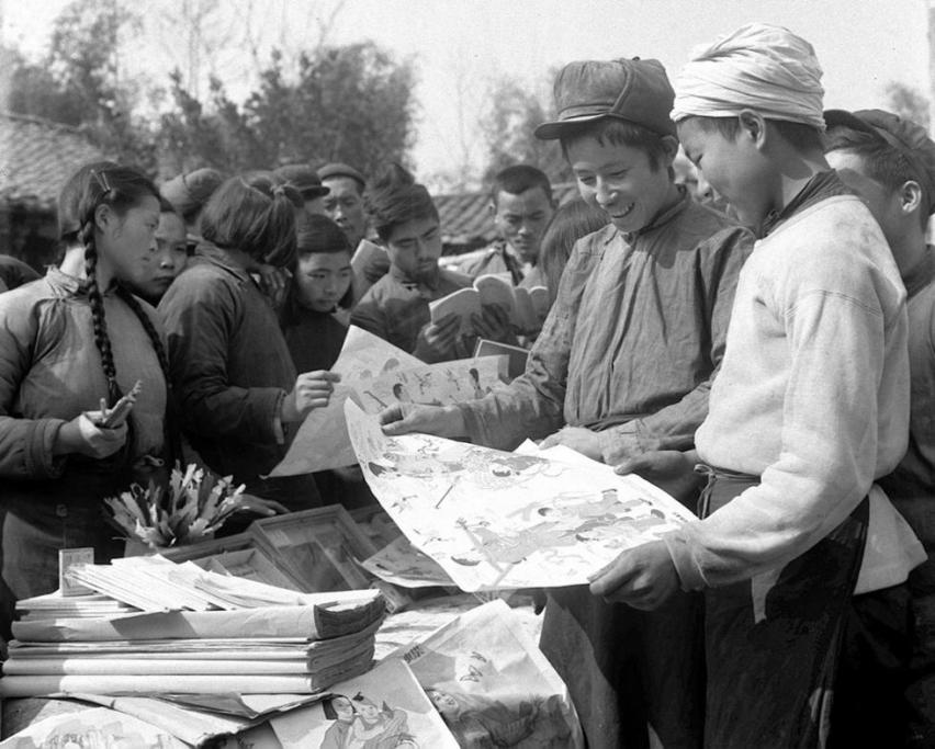 1956年春节前夕，四川双流县彭镇供销合作社的流动推销小组把大批年画及文具用品送到农村。这是彭镇乡第一高级农业社的社员们正在购买年画