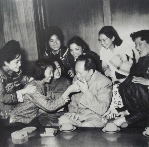1957年劳动模范徐建春给毛主席点烟的情景