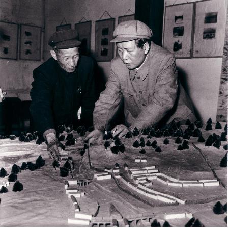 1958年3月21日，中共中央主席、中华人民共和国主席毛泽东在李井泉陪同下视察都江堰