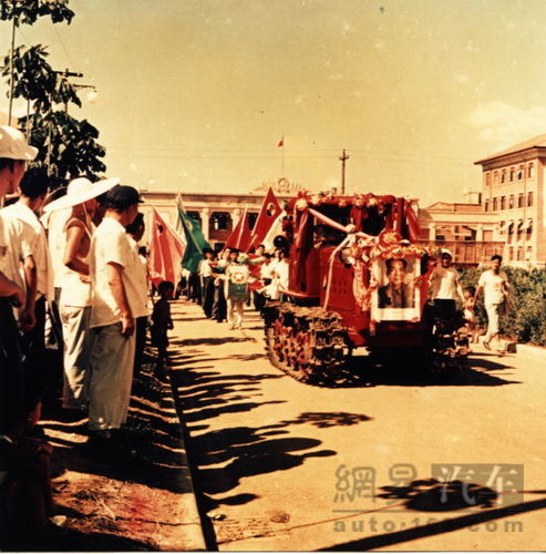 1958年7月20日，第一辆东方红拖拉机开出厂房