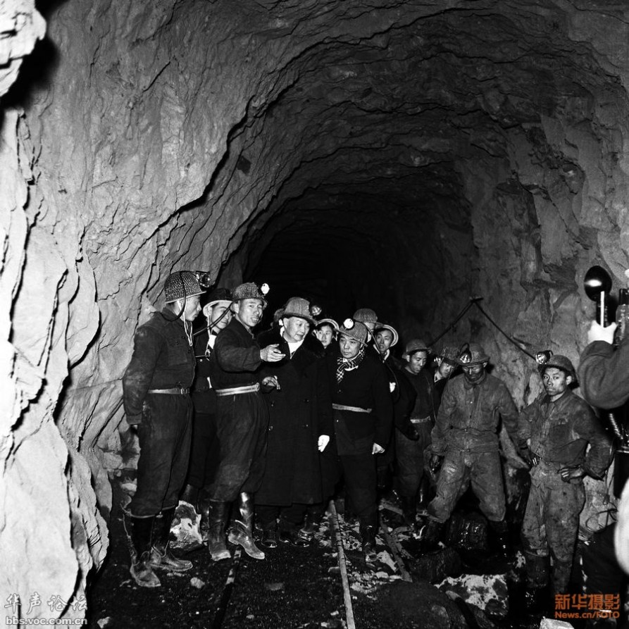 1958年，首都作家、艺术家冒着严寒访问了京西矿区。这是文艺工作者在井下参观，左起第三人是京剧表演艺术大师梅兰芳。