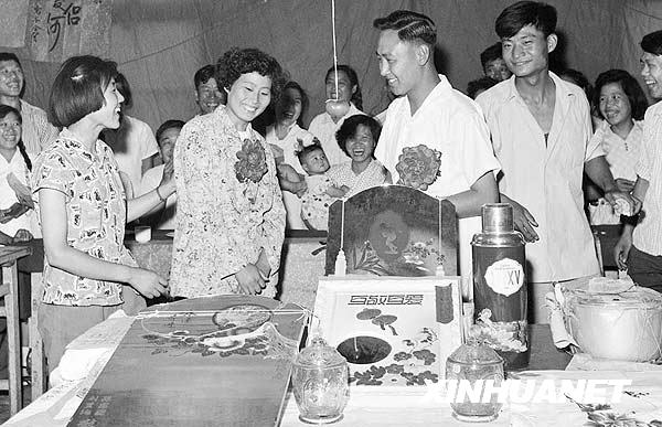 1959年夏天，北京一对青年工人的婚礼。他们收到的彩礼全是日用品。新华社发