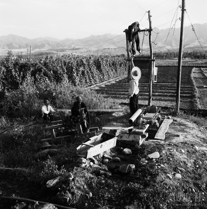 1960年7月，宝鸡铁路地区电务段工人在宝鸡上马营公社联盟大队支农  李少童 摄