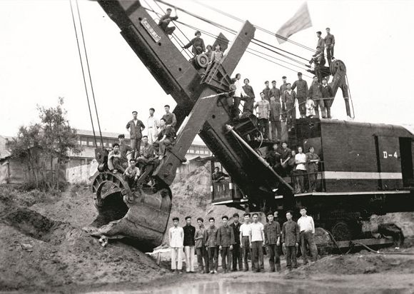 1961年中国第一台4立方挖掘机试制成功，至今仍在服役 太原重