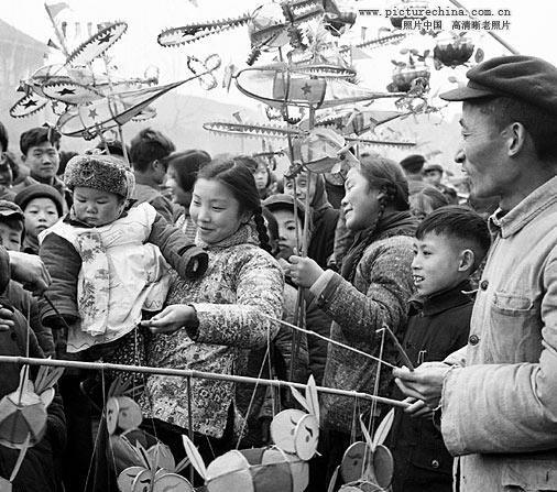 1961年，人们在江苏庙花灯市场上选购花灯
