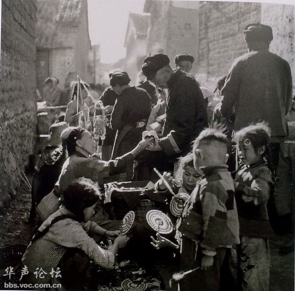 1962•云南大理 da饥荒中悄悄恢复的农村集市。