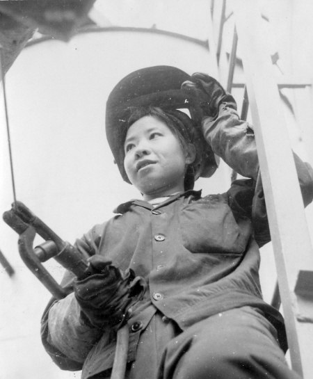 1963年12月1日正在进行电焊操作的左雁宾