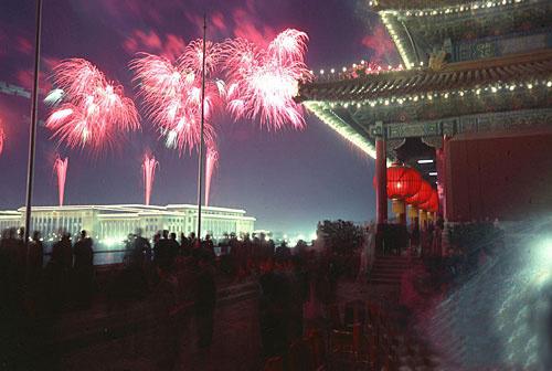 1964年“五一”国际劳动节的天安门广场绽放的焰火