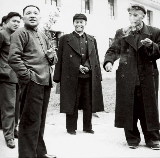 1965年11月底，中共中央总书记邓小平视察西南三线建设，图为邓小平（左二）、程子华（右二）、吕正操（右一）在冶金指挥部楼前交谈。