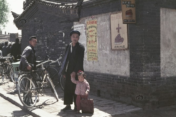 1966年，索朗日·布朗去了一趟大同，从图中人们的装束看时间应该在春季5月前后。当时“文革”狂潮尚未兴起，一个细节是，画面中的人没有一个是佩戴毛主席像章的，因为戴毛主席像章在当年8月以后就应该是一个时尚了。在观看某个活动的人群场外，老人带着孙女，画面信息丰富。