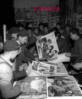 1966年春节前，上海长寿路新华书店职工在上海纺织机械专件厂销售年画