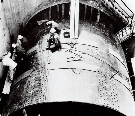 1966年研制的盾构设备在竖井中组装 bjdt