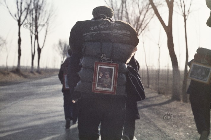 1967年初，由于上一年夏秋之际北京的接见和全国的“大串联”，全中国的青年学生都拥挤到了首都，造成全国铁路系统和北京社会秩序的大混乱。因运力不足，政府鼓励滞留在城市的人自行回到居住地，于是“徒步长征”成为一道社会景观。这个特写是那时“徒步长征”的标准装束。