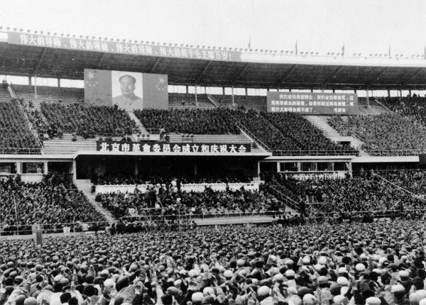 1967年4月20日，北京市人民的临时权力机构——北京市革命委员会宣告成立，首都无产阶级革命派和革命群众十多万人在工人体育场举行规模盛大的庆祝集会，图为大会会场。