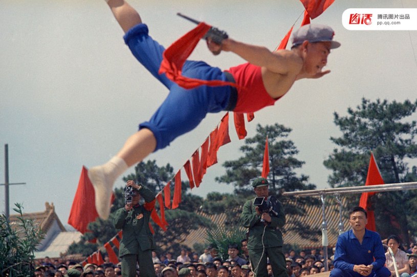 1967年，红卫兵在天安门后面的公园表演体操和朗诵毛主席语录