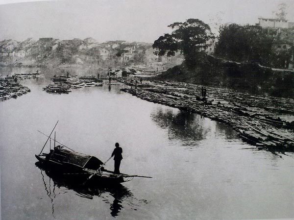 1968年广东韶关，漂放木排。