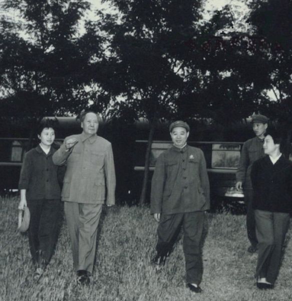 1969年毛泽东来到天津视察，休息时与张玉凤（左一）、汪东兴（左三）等人合影。