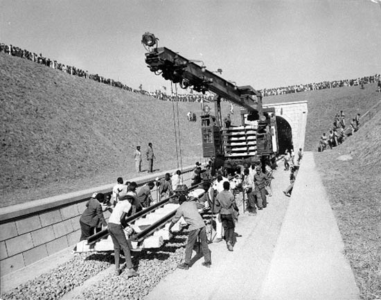 1970年代，坦桑尼亚，铁路施工现场 3