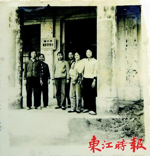 1974年电影培训班结束时，5名女放映员和1名工作人员在连平县电影公司门前合影。左一是李小英；右三是何瑞英。本报记者张艺明 翻拍