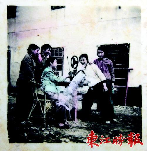 1974年电影培训班结束时，5名女放映员在连平县电影公司后面一块空地上合影留念，左二是李小英；右一是何瑞英。本报记者张艺明 翻拍
