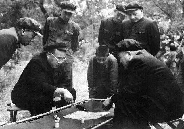 953年朱德与彭德怀下棋，邓小平观战