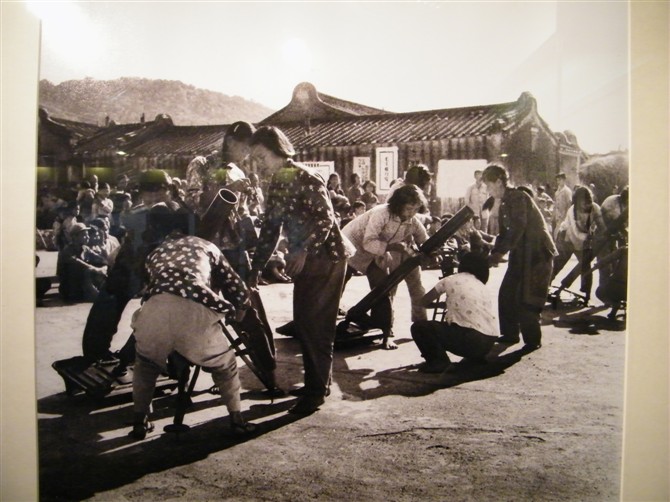 963，观摩女民兵迫击炮操作示范 1