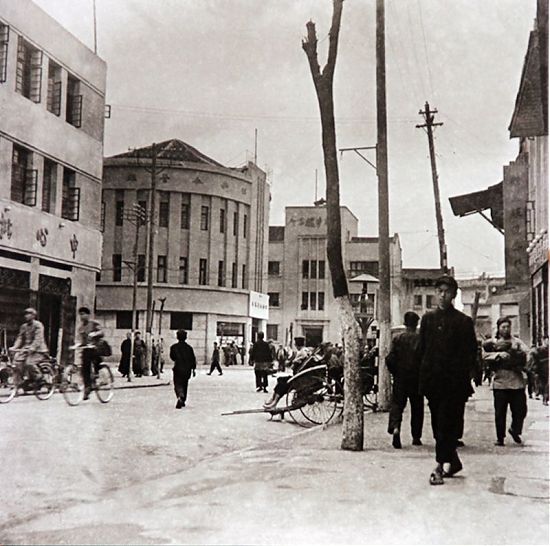 中山装，自行车，春熙路紧跟着历史进步的步伐，默默地进行着改变~ 50s