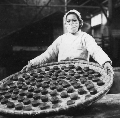 为备足年货，长沙市食品公司加工厂职工们日夜赶制糖果糕点，这是刚刚生产出来的大批蛋糕。本片摄于1959年2月3日。 2