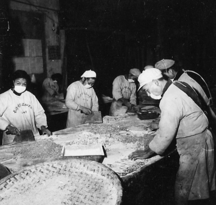 为备足年货，长沙市食品公司加工厂职工们日夜赶制糖果糕点，这是刚刚生产出来的大批蛋糕。本片摄于1959年2月3日。 1