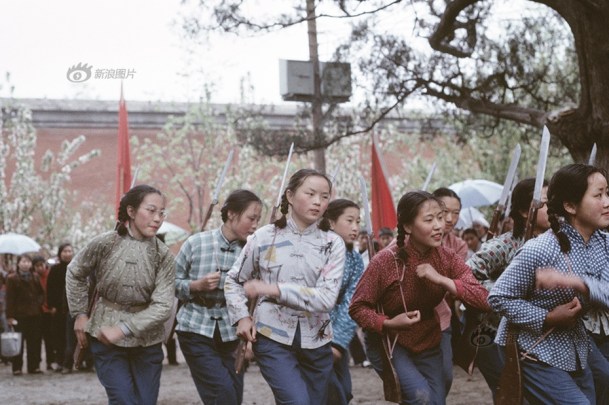 仍是1966年5月1日，画面后的高墙可证这里是劳动人民文化宫内。当年最时兴的是为毛泽东诗谱曲的《为女民兵题照》，“中华儿女多奇志，不爱红妆爱武装。”为此的谱曲多为进行曲式，舞蹈如画面中的女子，肩枪，扎腰带，在行进的节奏中做若干动作和队形的变换。